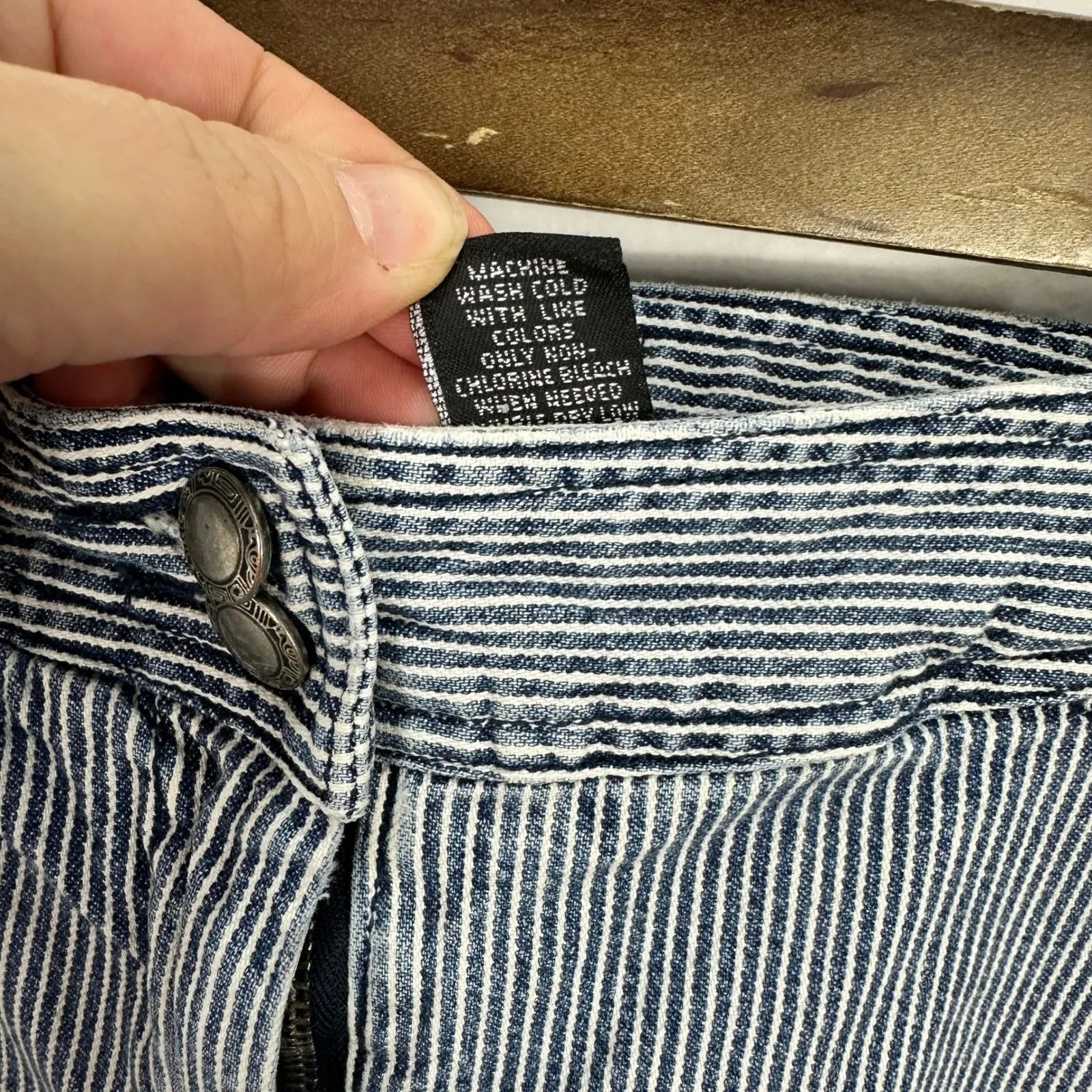 Chicos Pinstripe Bermuda Shorts Womens Large 2 Blue Stretch Preppy Coastal - Image 5