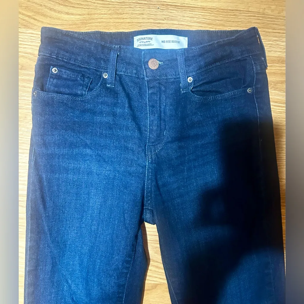 Signature Levis Women's size 2M w26 L32 Dark blue Mid rise Boot Cut Jeans - Image 2