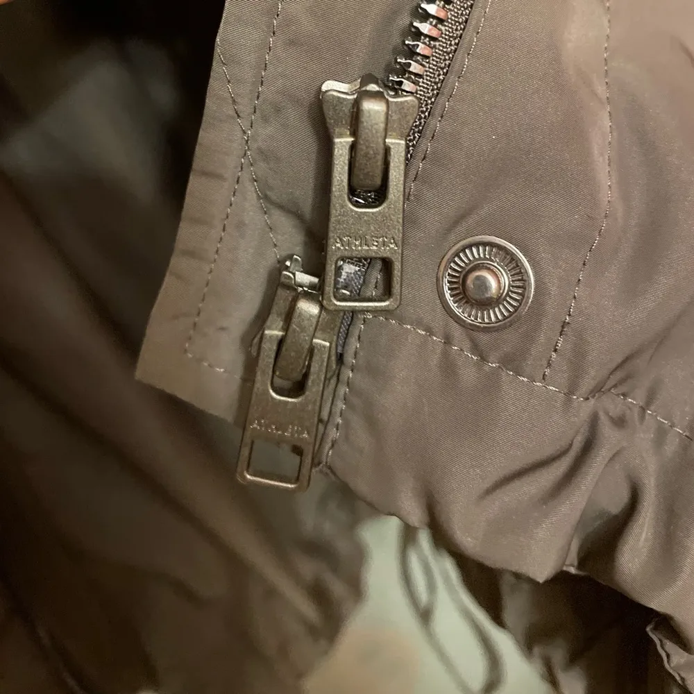 Athleta Women Olive Green Athletic Rain/Windbreaker Jacket - Image 12