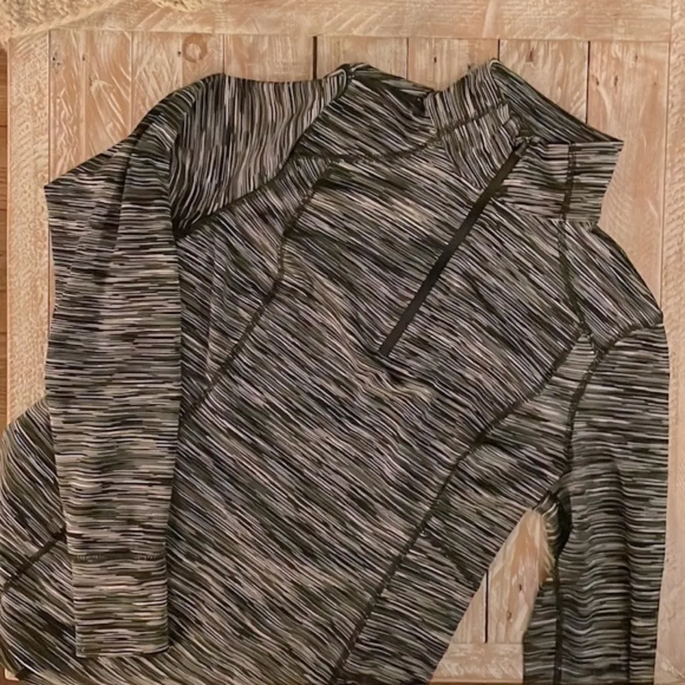 Space-Dye Performance Outfit🏃🏼‍♀️Quarter-Zip
Jacket & Capri Pants S/M - Image 8