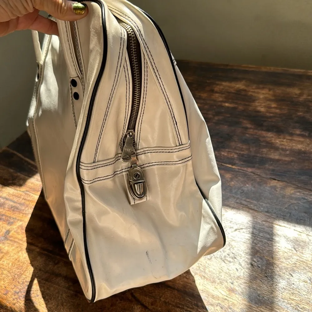 Vintage vegan white leather travel carry all bag with black piping - Image 6