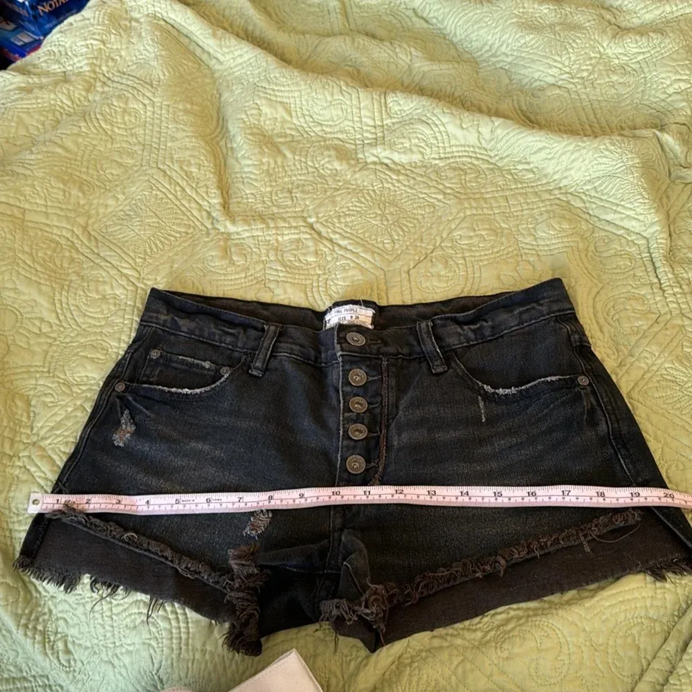 Free people shark bite denim slouchy cut off denim runaway shorts size 26 micro - Image 8