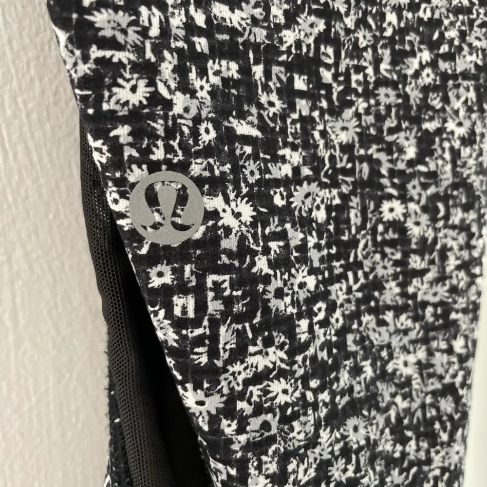 LULULEMON Invigorate 7/8 Tight in Daisy Dust Alpine White Black / Black Size 6 - Image 11