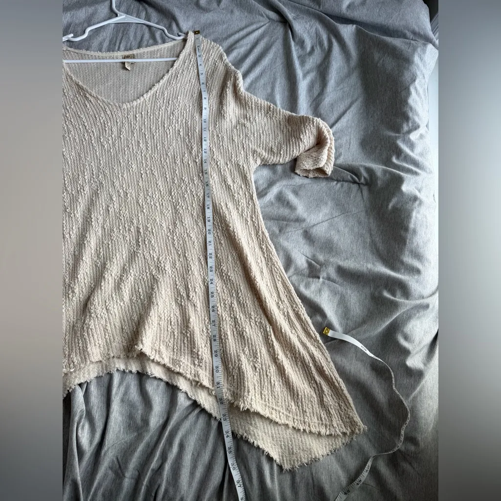 XCVI Sweater Tunic Top Size Medium Cream Asymmetrical Hem Texture Boho Lagenlook - Image 8