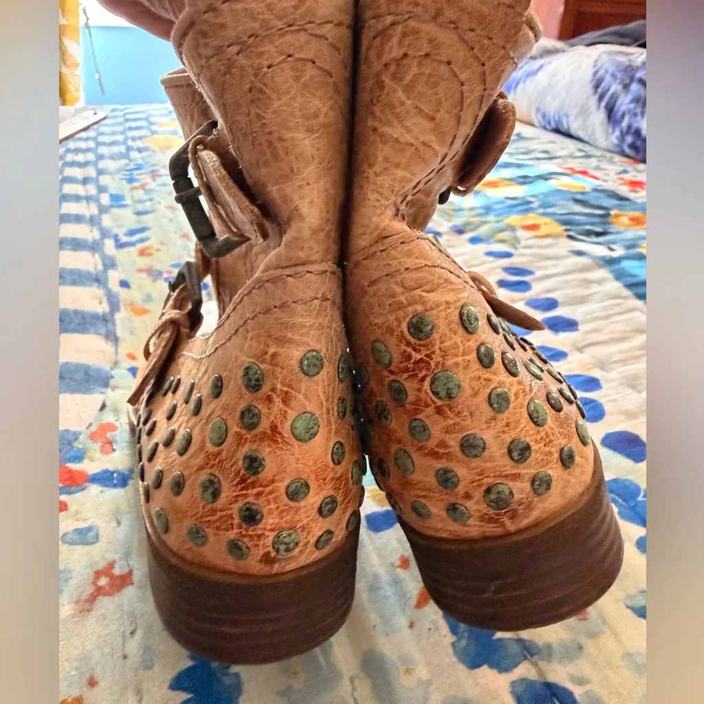 ANTHROPOLOGIE 8 Naya Agatha Weathered Distressed Taupe Studded Ankle Moto Boots - Image 10