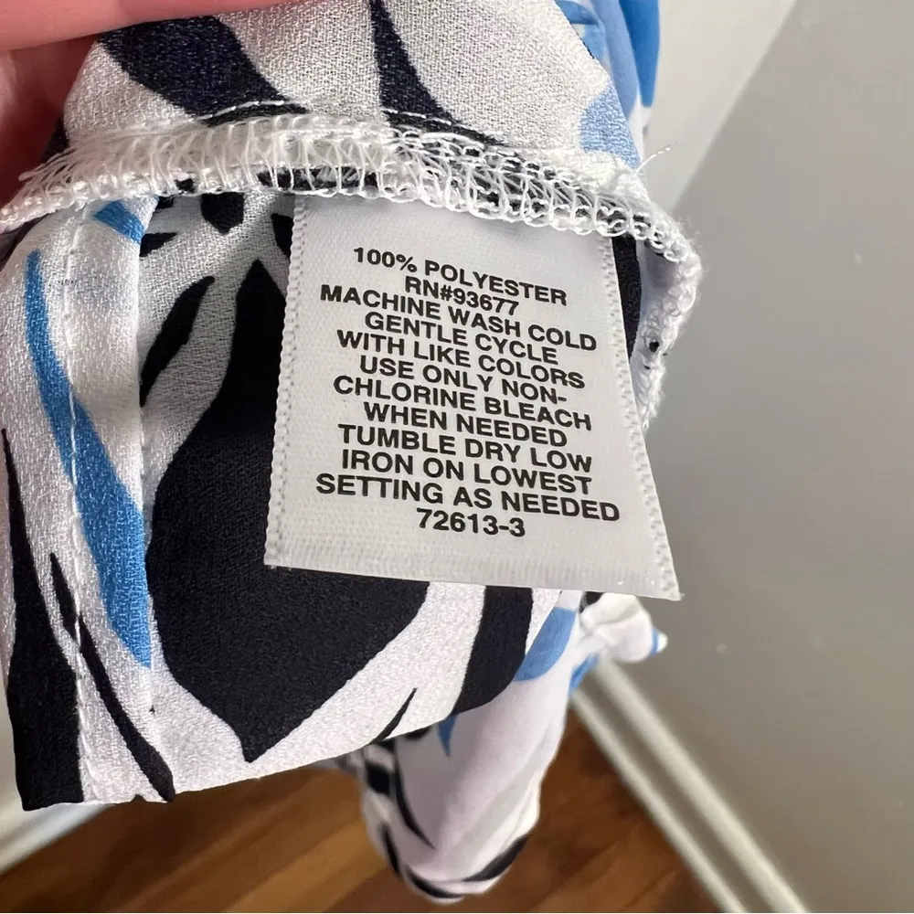 Liz Claiborne Blouse White Blue Black Floral - Image 9