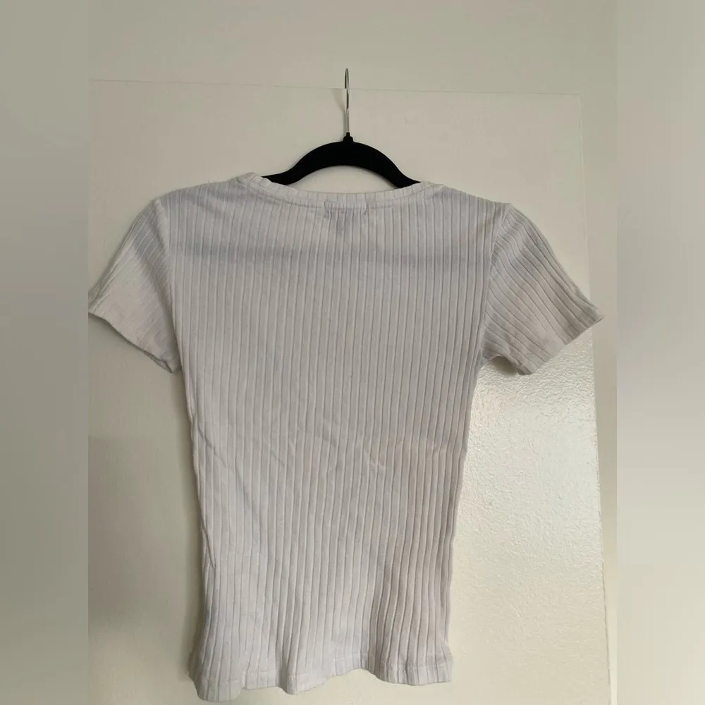 Fitting basic white T - Image 2