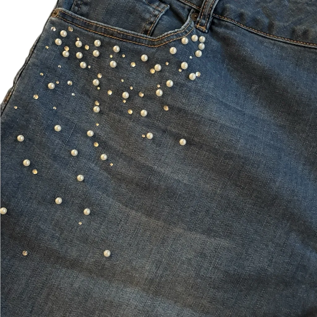 Lane Bryant Mid ~Rise Girlfriend Essential Stretch Short Sz 26 Plus Pearl Detail - Image 4