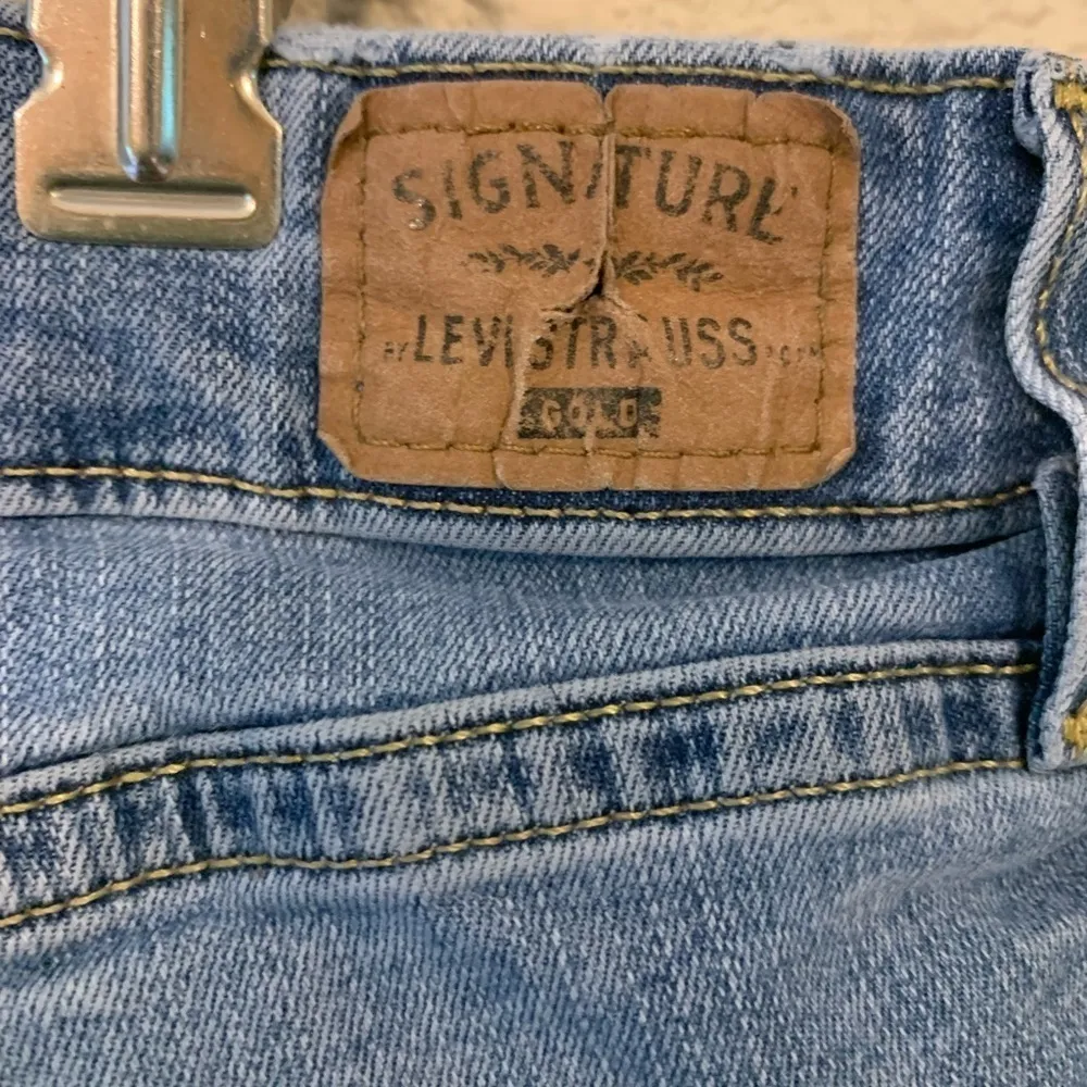 Signature Levi’s Medium wash, mid rise denim shorts sz 27 modest mom short basic - Image 3