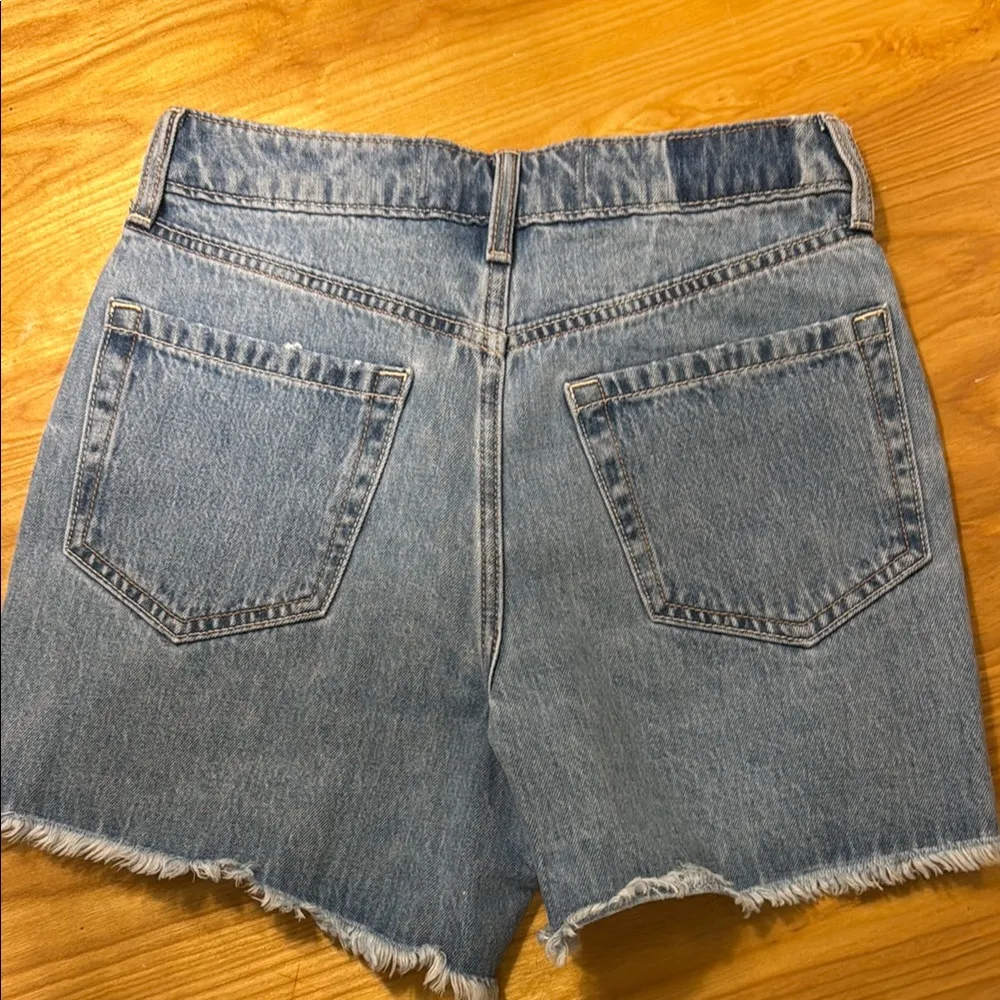 NWT Hollister: Ultra High-Rise Medium Wash 90s Denim Shorts 5" - Image 6