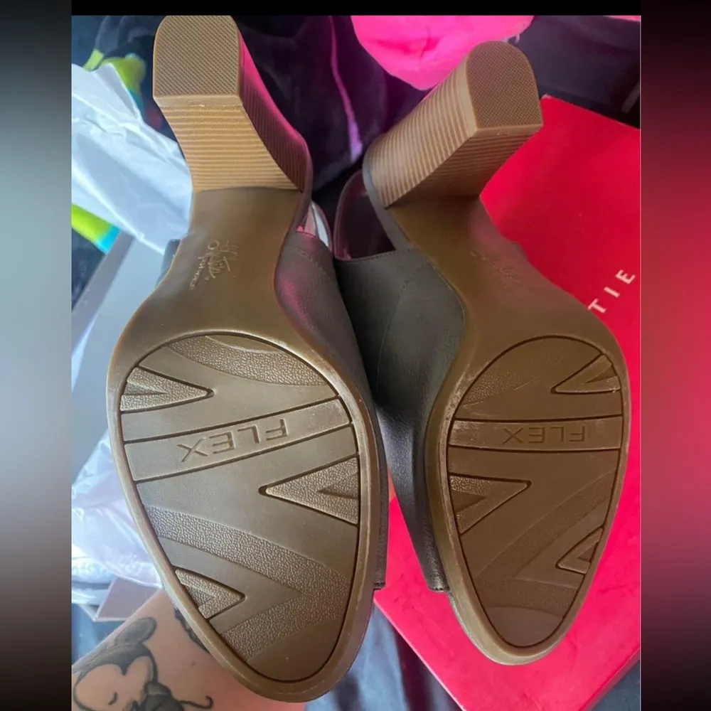 Naomi dark gray life stride size 11 shoes new in box - Image 3