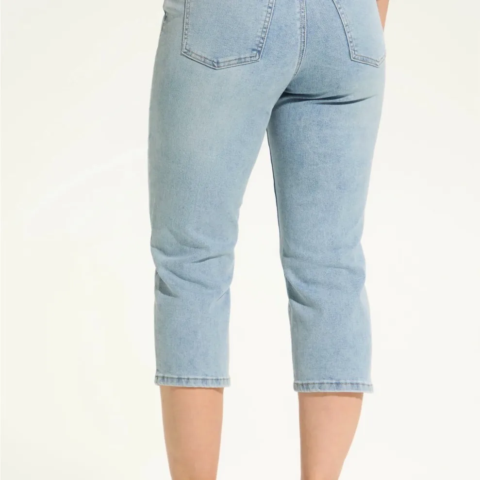 Women's Light Blue Cropped Jeans Size 26 - Image 2