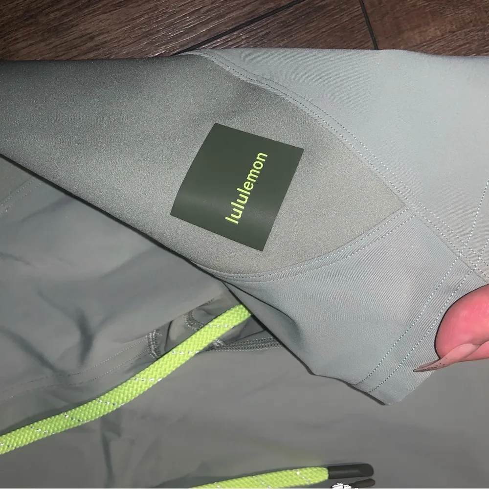 Lululemon Cargo Super-High-Ri
Hiking Short 8" olive Neon nwot activewear workout - Image 3