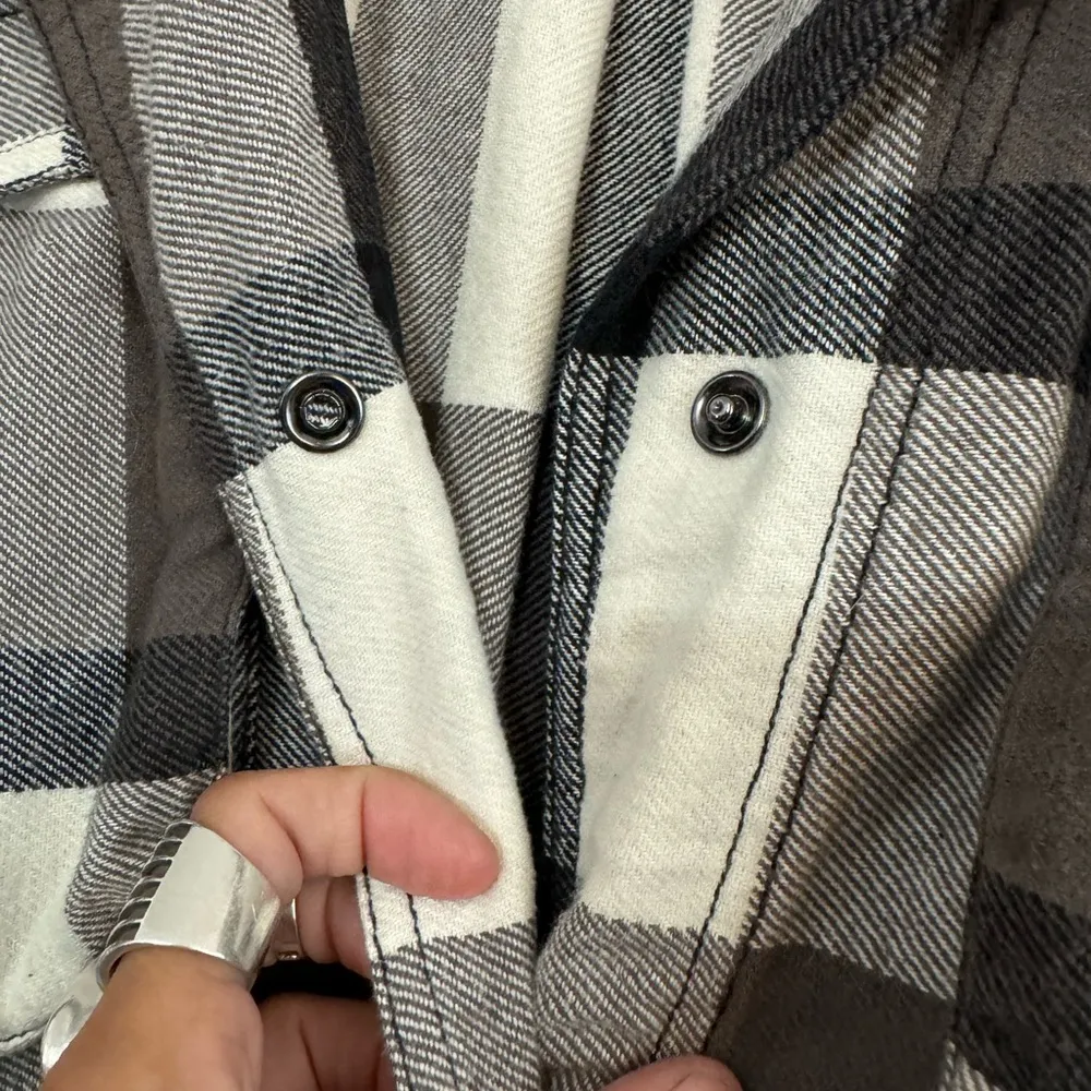 NWOT FREE PEOPLE IZZY CARGO SHIRT XS BLACK CREAM GRAY SNAP BUTTONS FLANNEL - Image 4