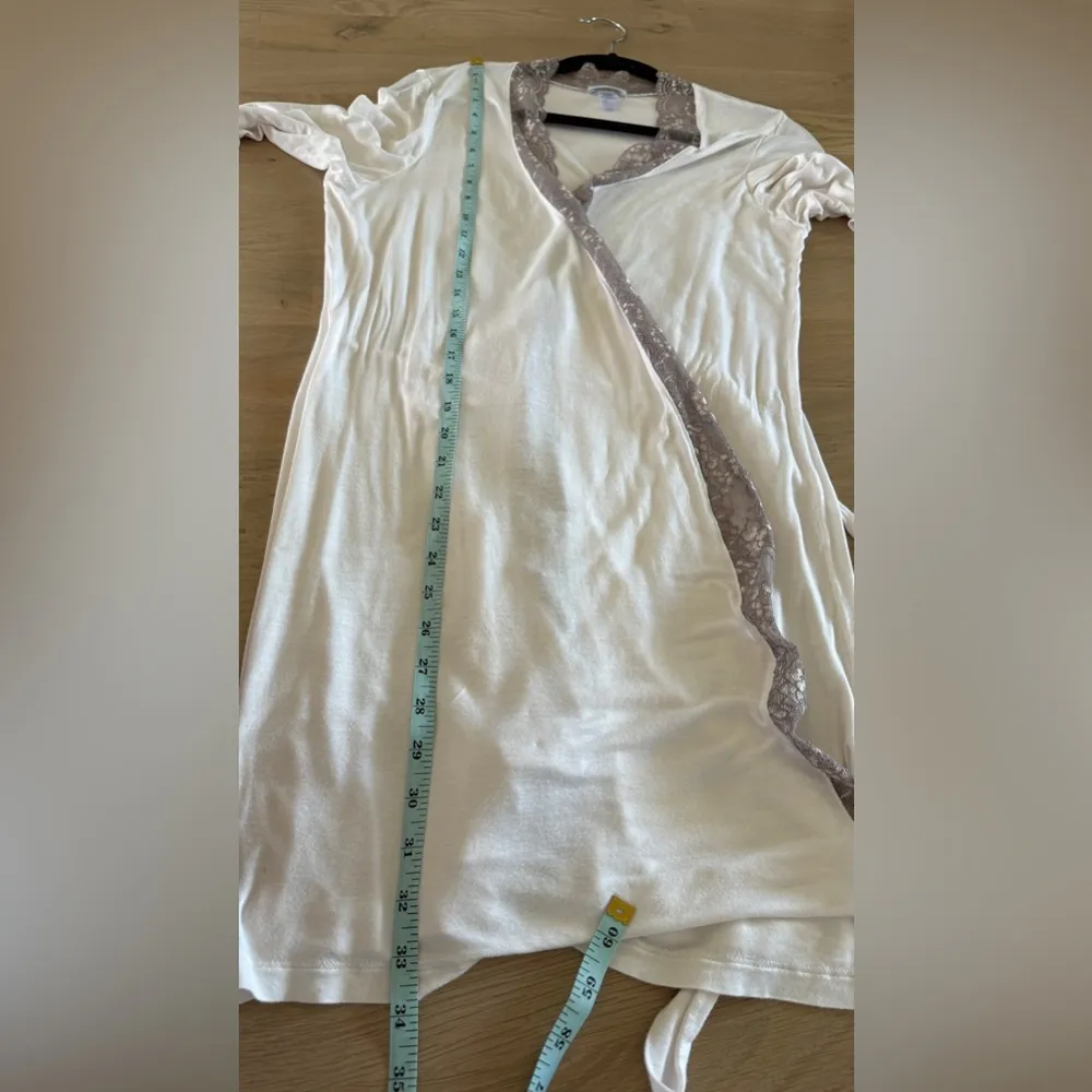 Eberjey Delphine lace trim robe mink size medium - Image 7