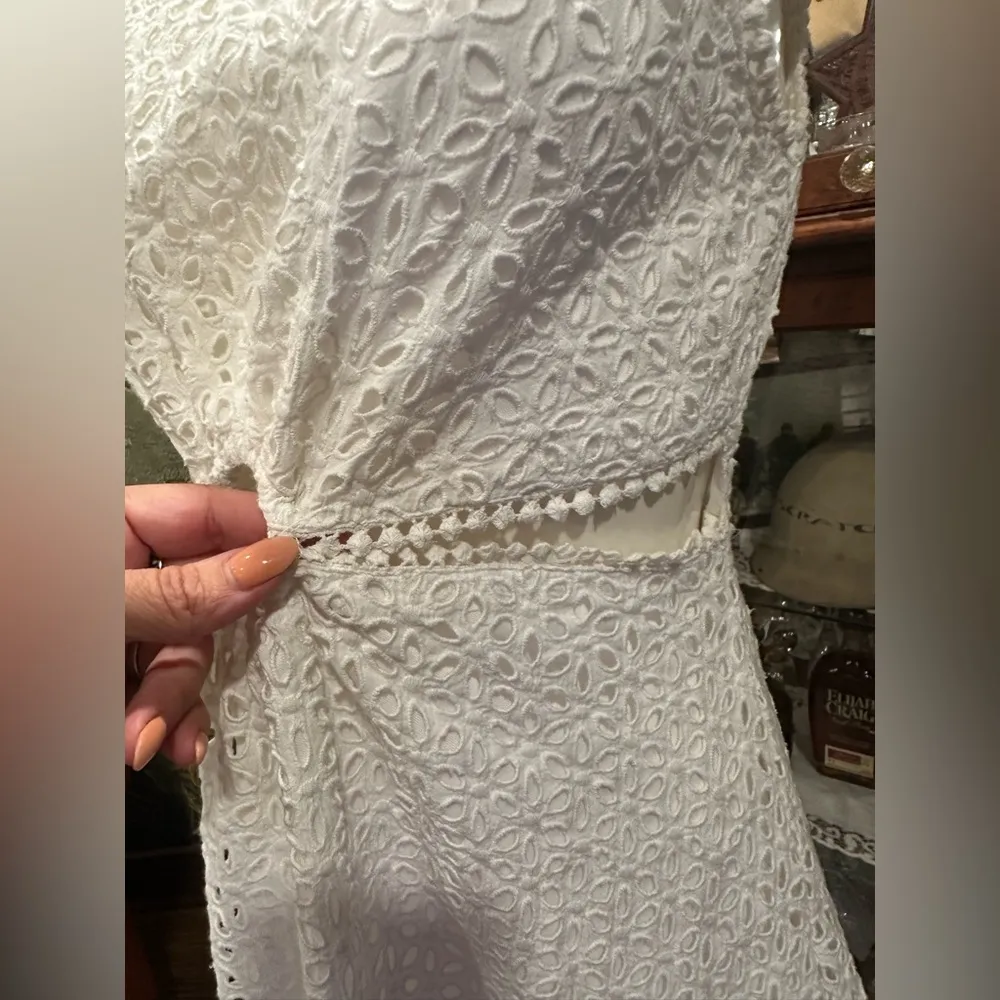 EUC VERSONA WHITE LACE LIKE CUT OUTS  MINI DRESS SLEEVELESS - Image 3