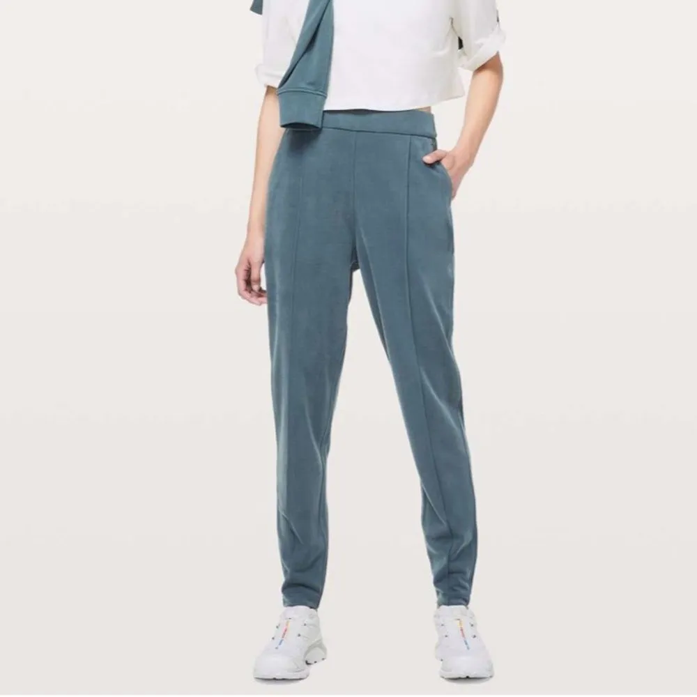  Lisse Jogger *Lululemon Lab
Gravity - Image 3