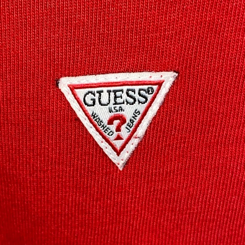 Guess 90s slim fit red tee with Classic triangle patch logo
baby tee - Image 11