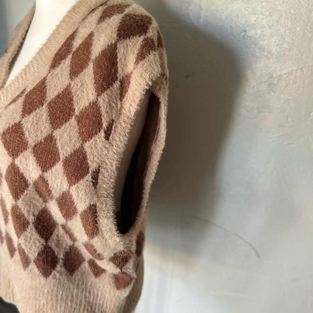 Brown and Cream Argyle Sweater Vest Size L - Image 4