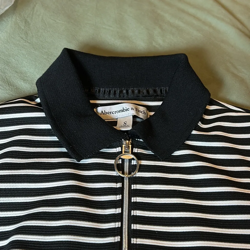 A bercrombie striped black and white quarter zip collared dress - Image 9