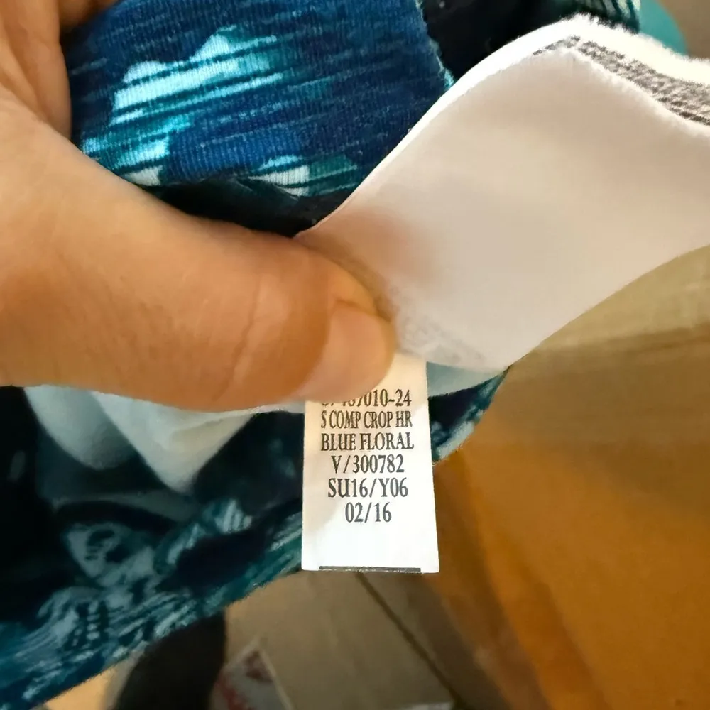 Old Navy Blue Floral High Rise Cropped Active Leggings - Image 5