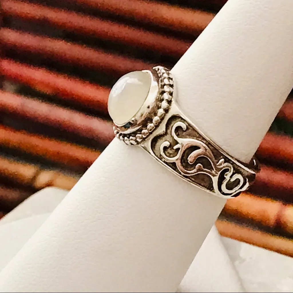 Silpada Sterling Silver & Moonstone Ring Size 6 - Image 3
