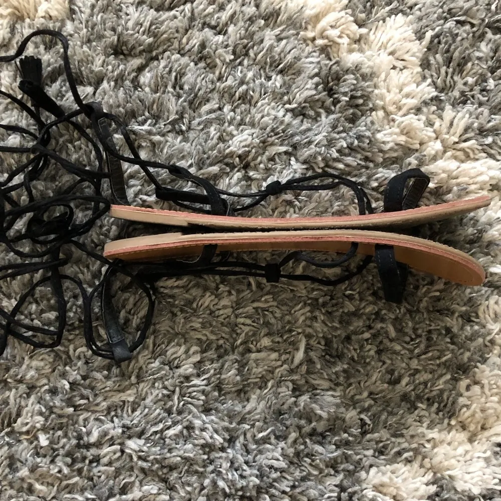 Lounge Black Tanaya Wrap Sandals. Size 8.5 - Image 4