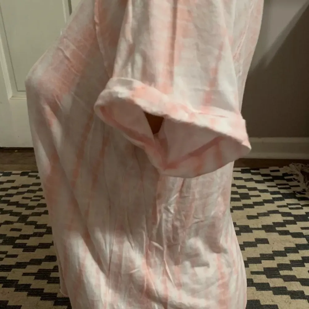 NWOT  Shirt Size Medium Pink Tye-Dye Slit in Back - Image 4