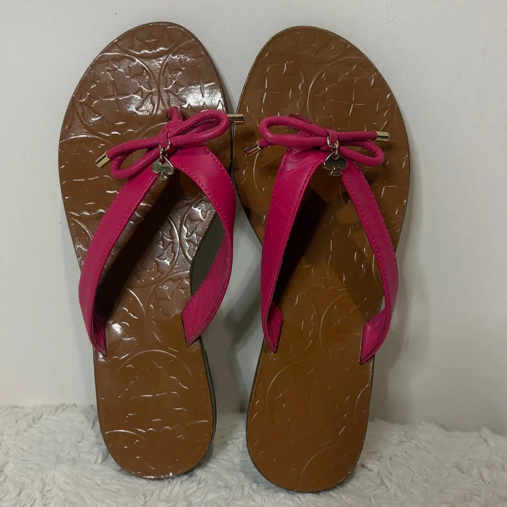 Kate Spade- Pink Strap Brown Thong Sandals Flats Bow Detail Charm- Size 6 - Image 2