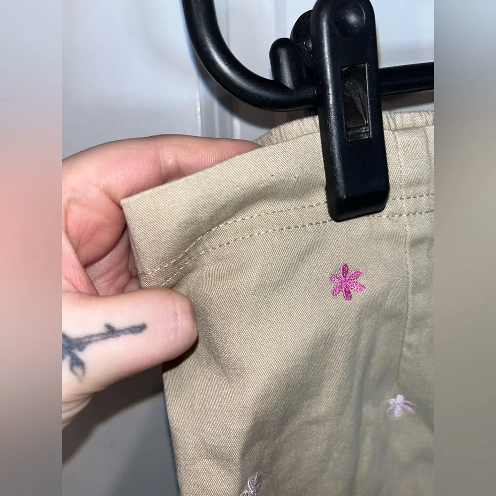 White Stag Khaki Crop Below-The-Knee Embroidery Y2K Pink Flower CapriPants Size8 - Image 10