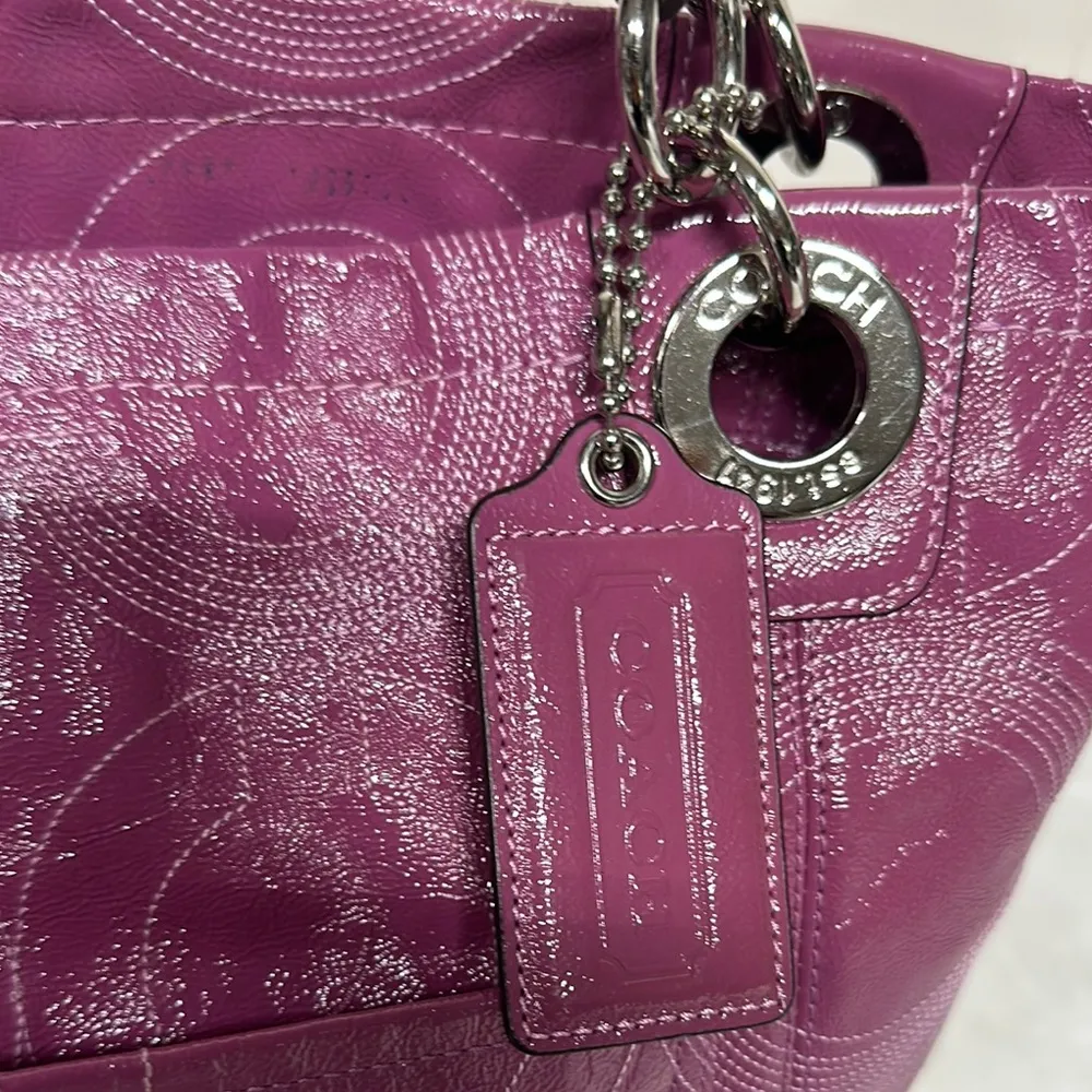 Coach Pink Tote Bag with Signature Design - Image 3
