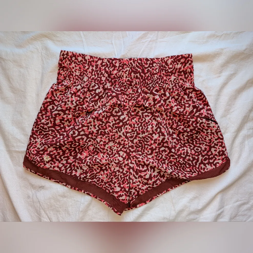 Athleta Mesh Racer Run High Rise 3" Shorts Womens S/P Red/Pink/White - Image 2