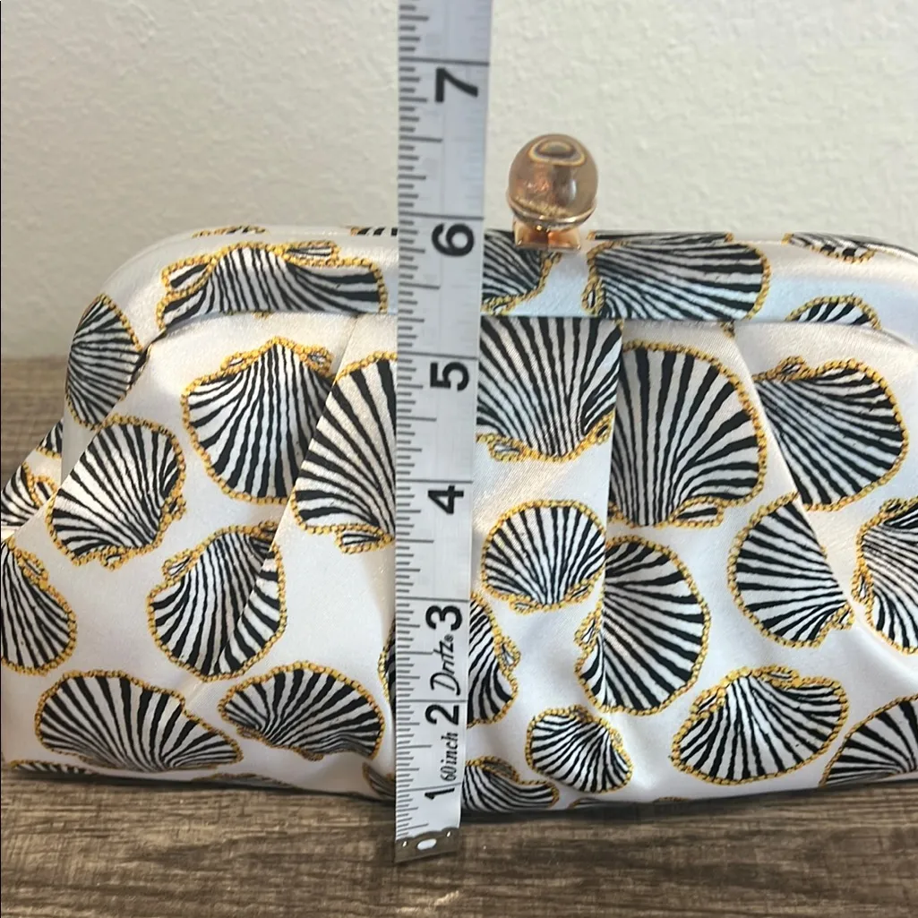 Isaac Mizrahi | Seashell Motif Clutch w/ Crossbody ⨠- Image 10