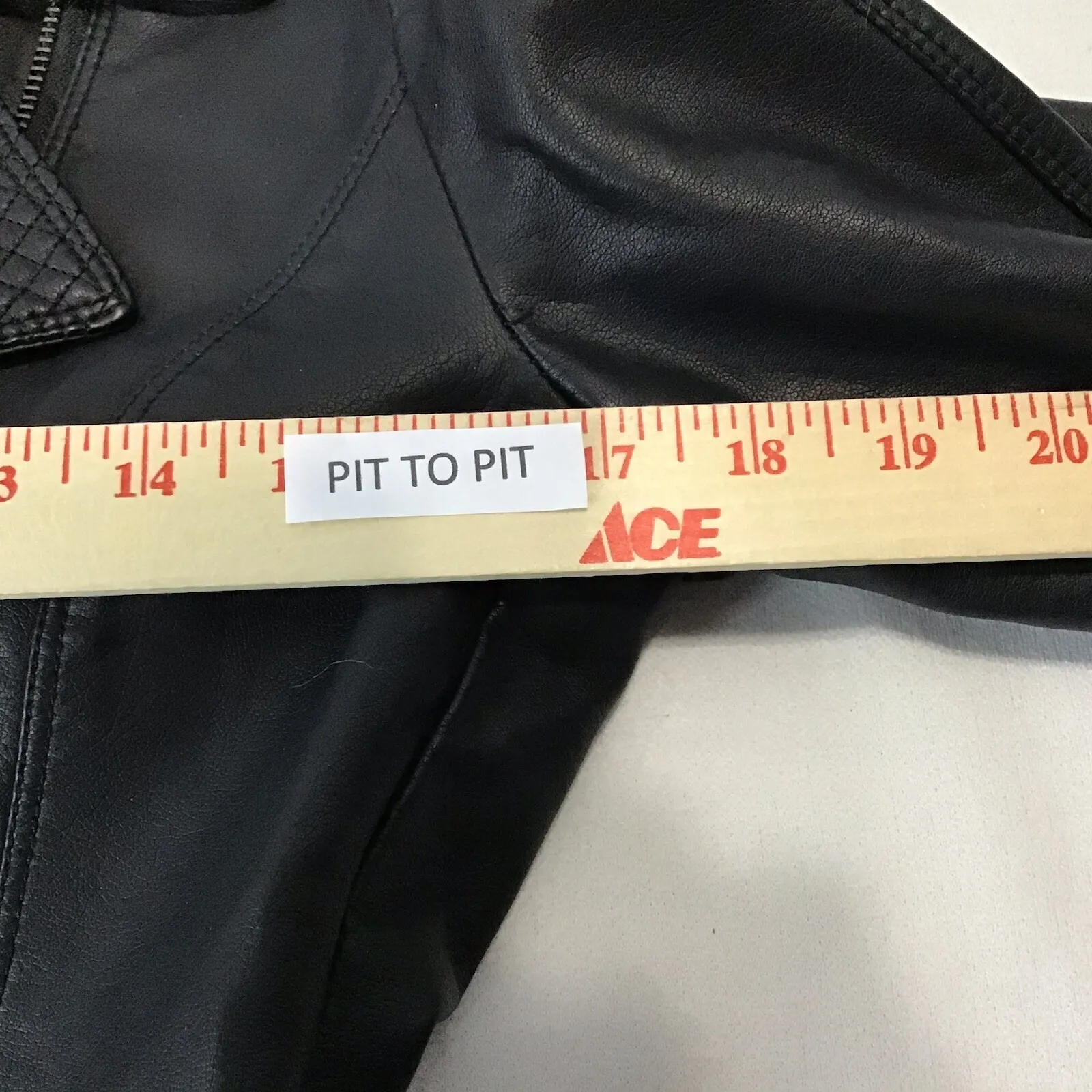 Carmin Form Fitting Women's Quilted Faux Leather Moto Jacket Size Medium Black - Image 11