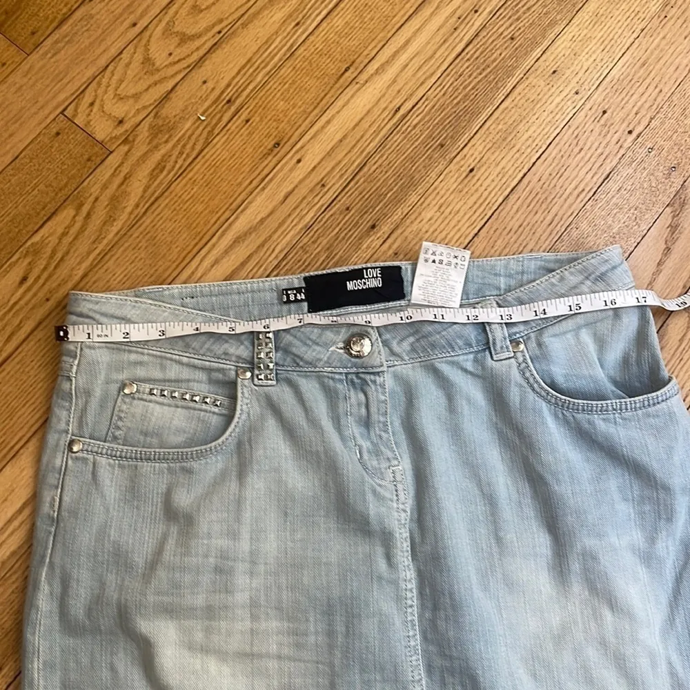 Love Moschino Studded Peace Sign Light Wash Denim Mini Skirt Size 8 - Image 5