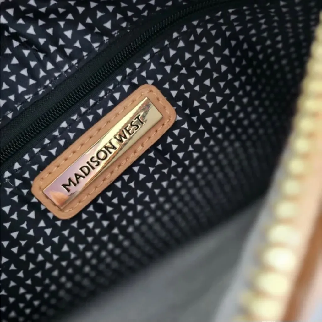 Madison West Láser Cutout Clutch - Image 4