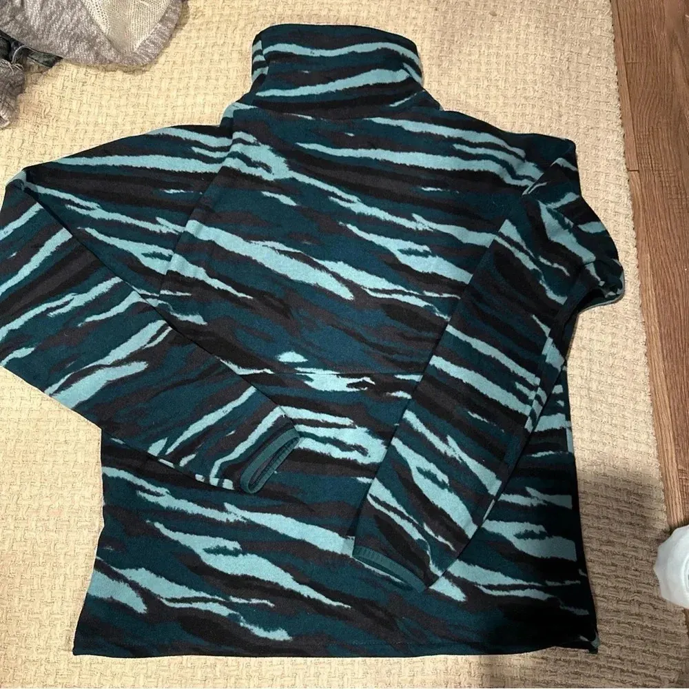 THE NORTH FACE WOMENS PULLOVER SWEATER TURTLE
NECK MEDIUM GREEN ANIMAL
PRINT - Image 12