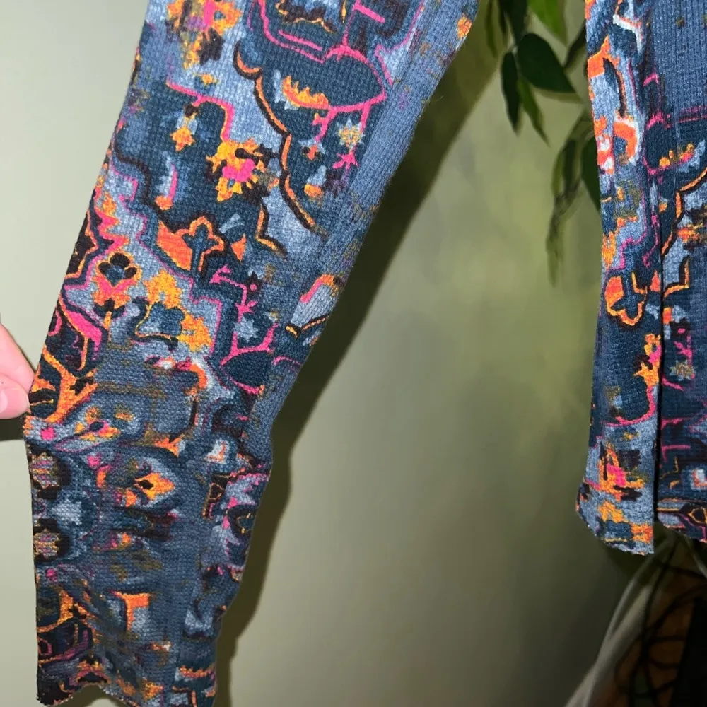 ANTHROPOLOGIE Pilcro Thermal Waffle Knit Medallion V Neck Long Sleeve Top Small - Image 4