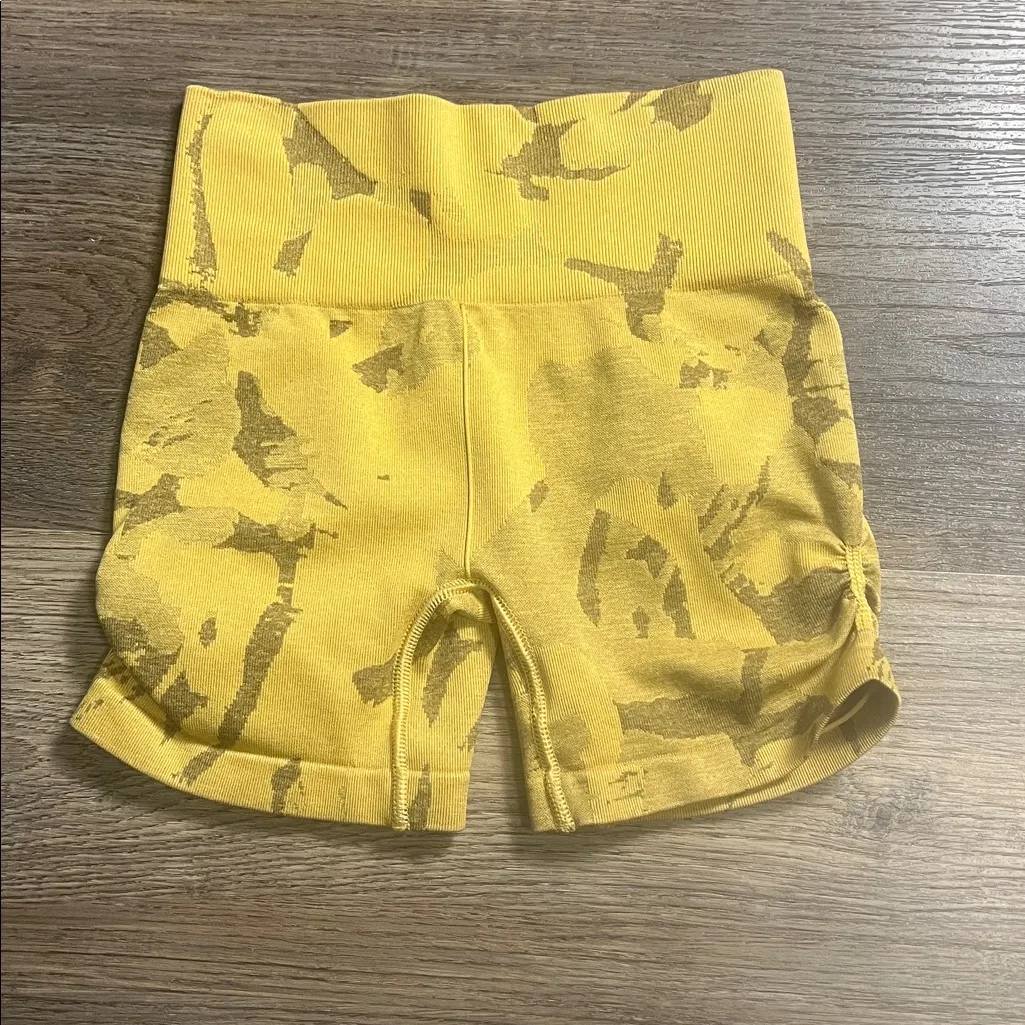 Gymshark Adapt Camo Seamless Light Yellow Athletic Short Size XS - Image 3