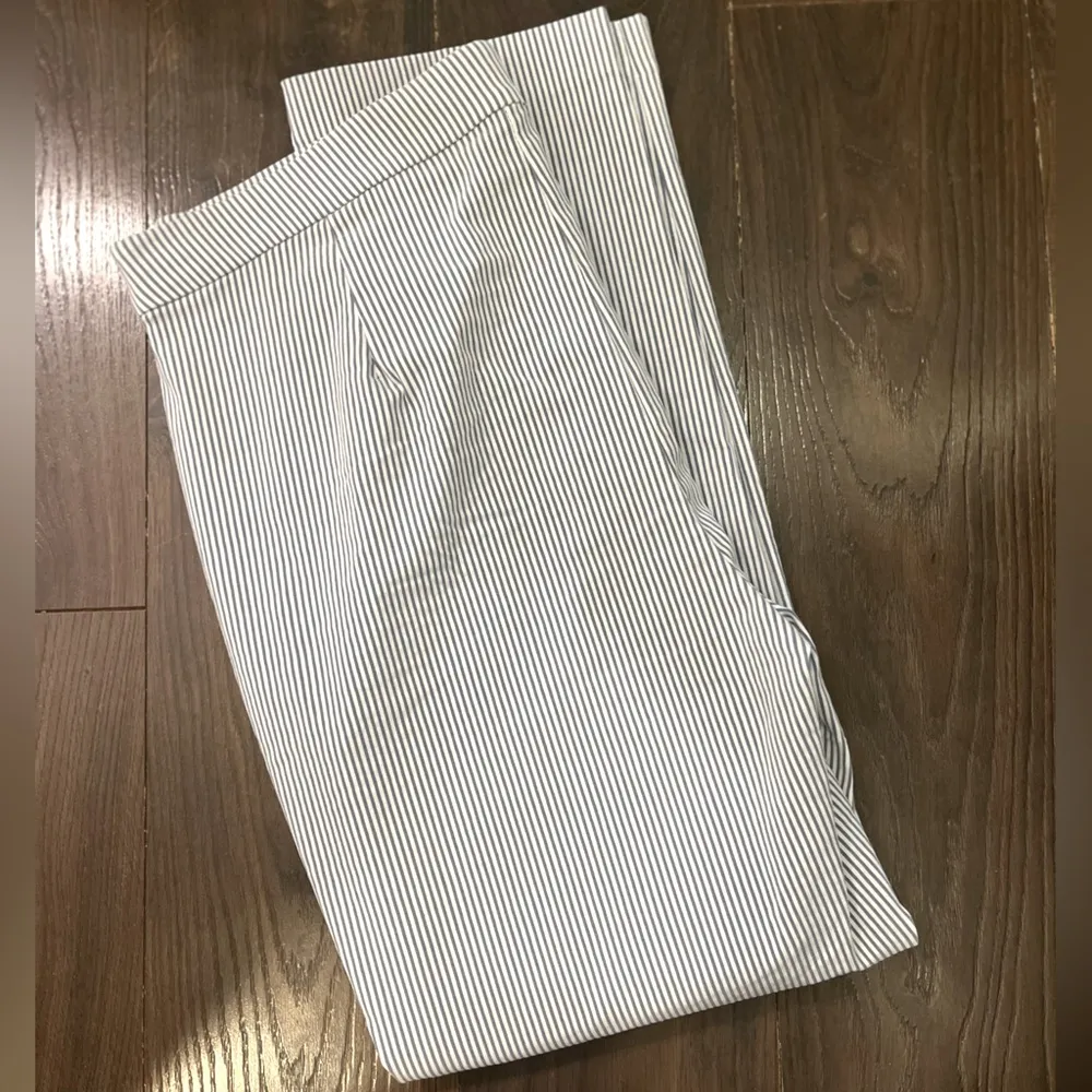 Jones New York Women’s Striped Blue/white seersucker Pants Sz 10 Like new - Image 7