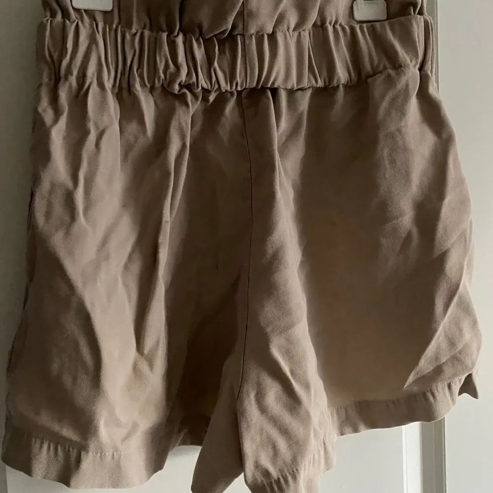 Khaki paper bag style shorts with pockets size medium Women’s junior’s tan cream - Image 3