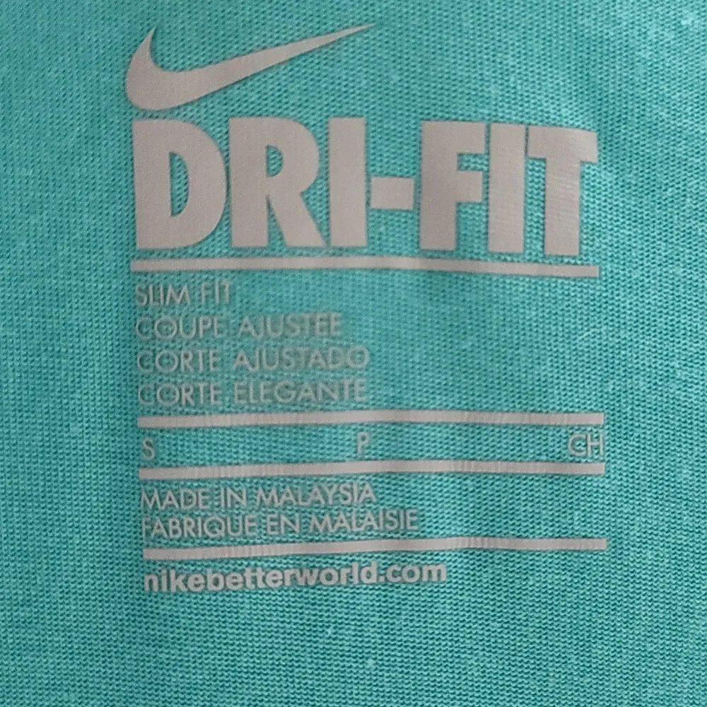 Nike vneck tee size small - Image 5