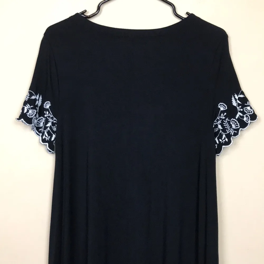 LOFT Women’s Floral Embroidered Sleeve Cuff Bottom Hem Black White Shift Dress - Image 6
