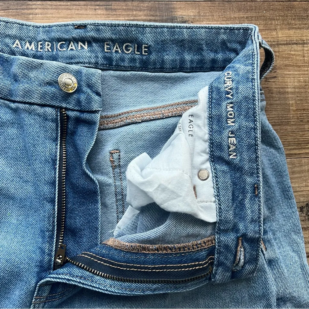 American Eagle Womens Curvy Mom Jeans Light Wash Distressed High Rise Size 8 Reg - Image 6