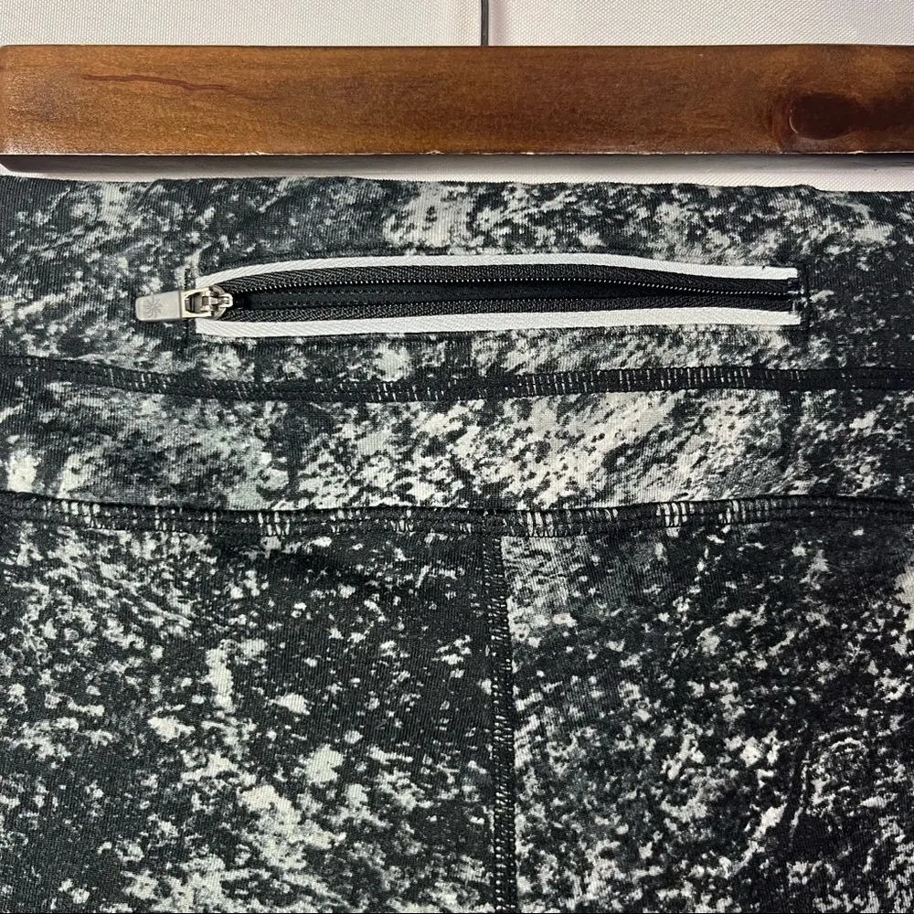 Athleta Splatter Black & White Be Free Knicker Cropped Athletic Pants S - Image 35