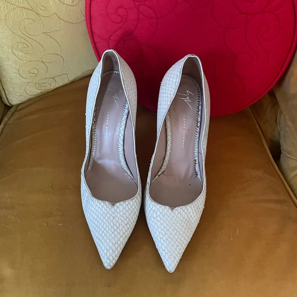 Giuseppe Zanotti Ivory Leather Laser Cut Python Pumps Size Euro 37 US 7 - Image 3