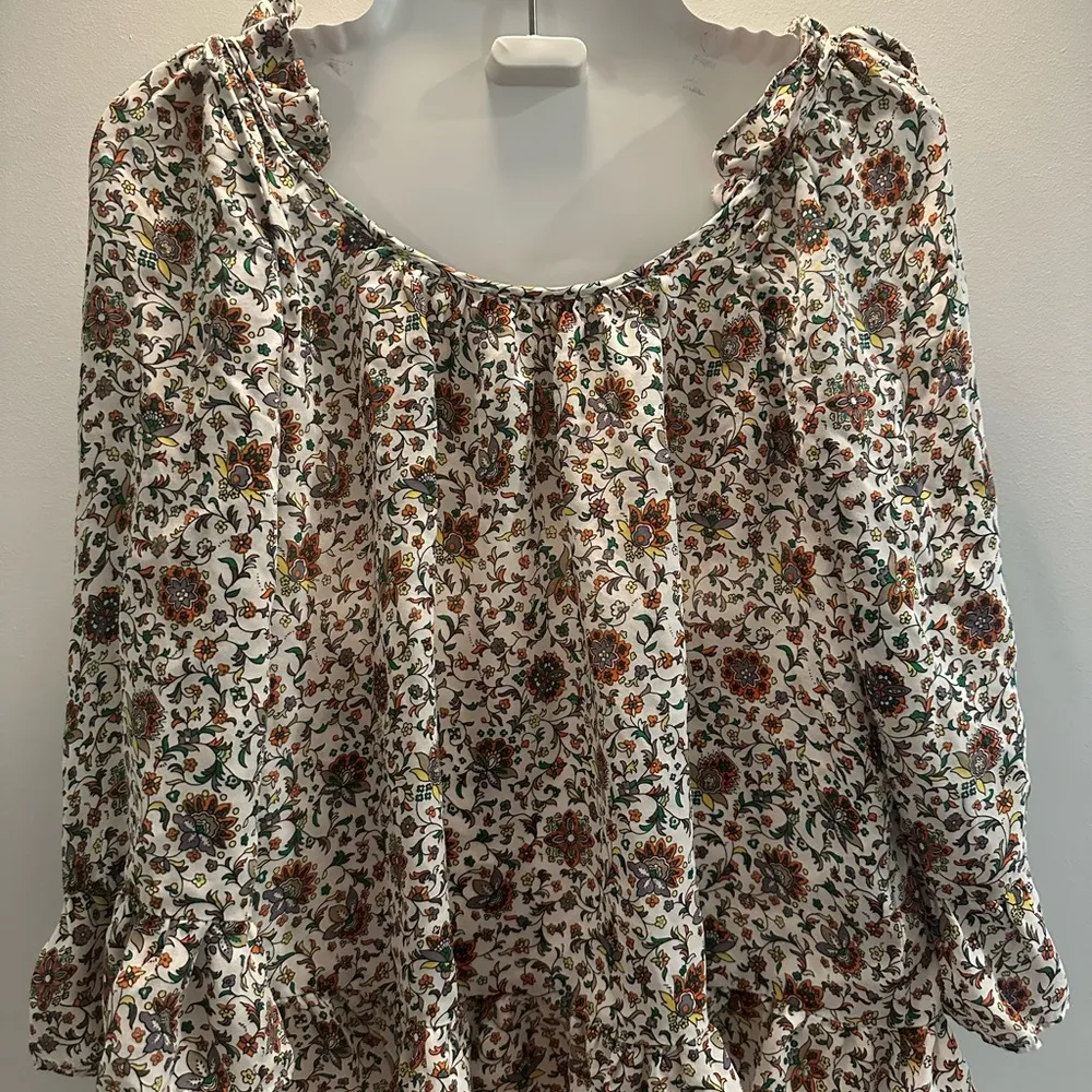 Tory Burch size 4 ladies floral top. Perfect for fall - Image 2