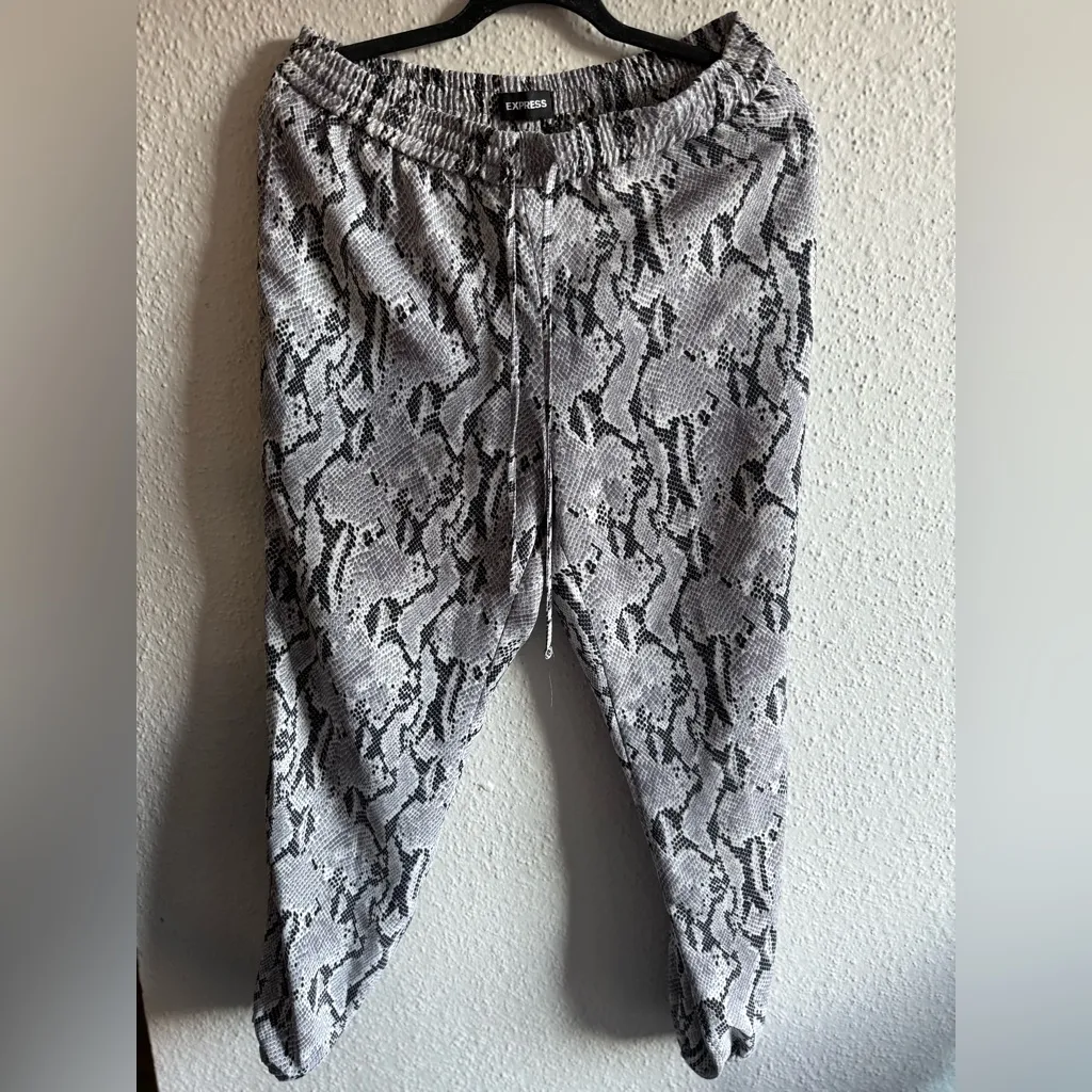 Express Black and Gray Snake Print Joggers Size M - Image 4