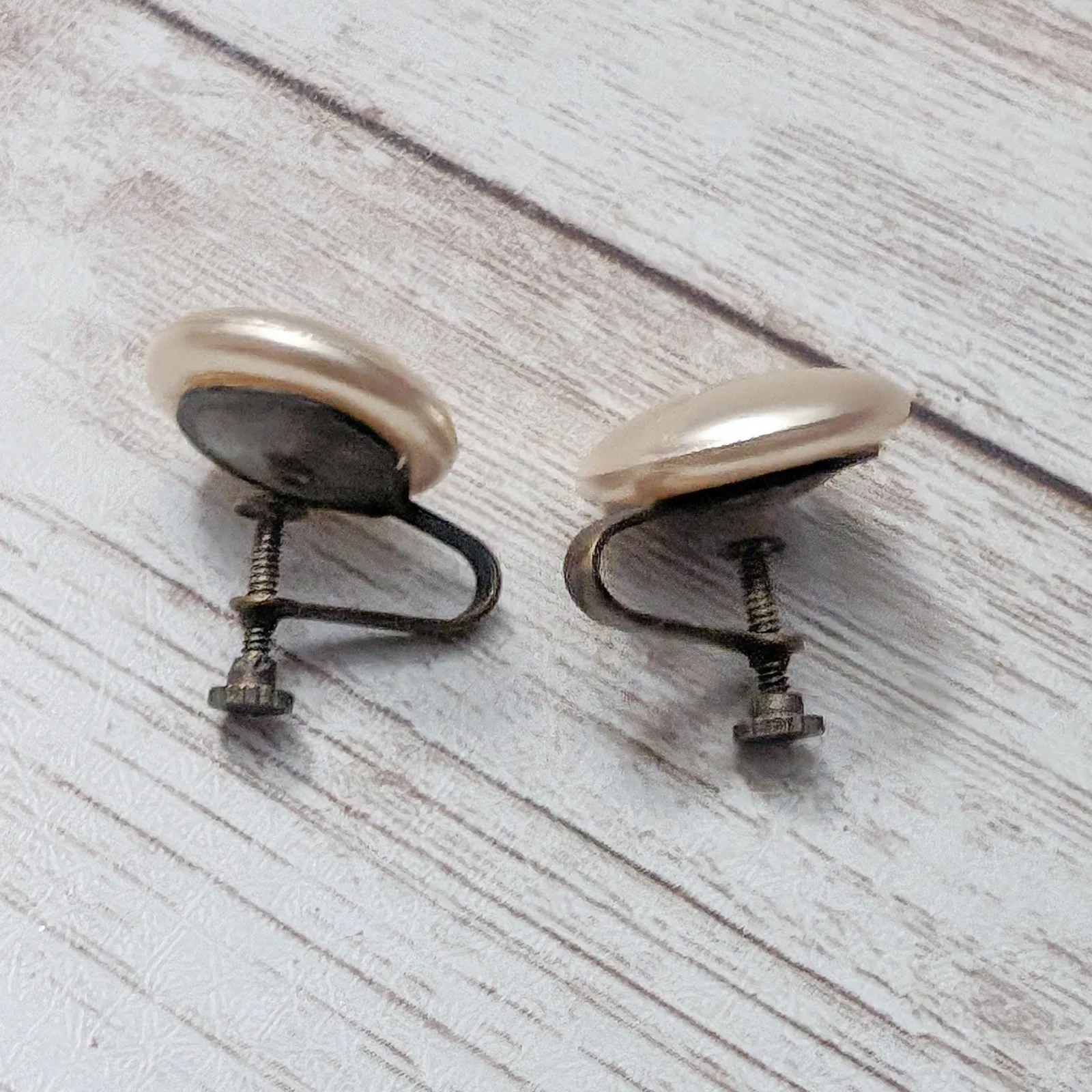 Vintage Screw Back Earrings 5/8" Cream Pearlescent - Image 9