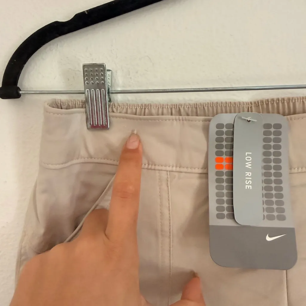 Nike NWT Deadstock Y2K  Beige Capris - Image 3